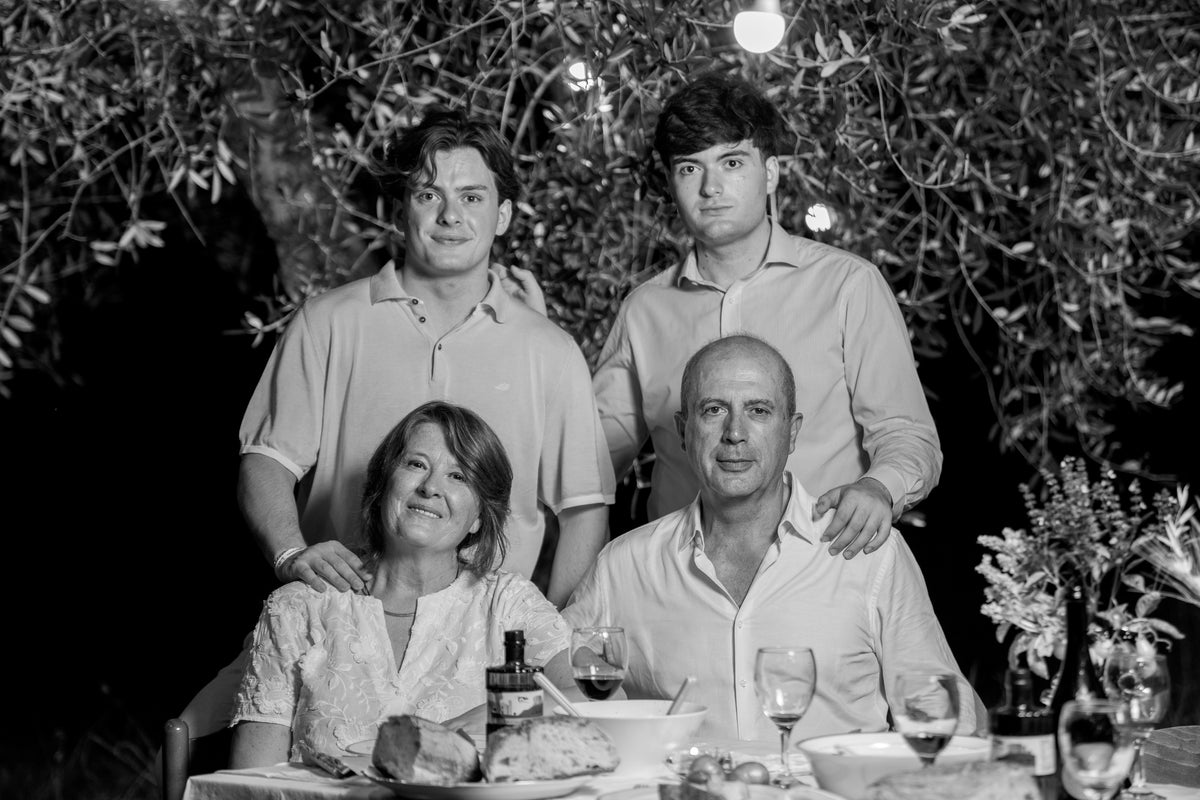La famiglia Grieci a tavola sotto gli ulivi