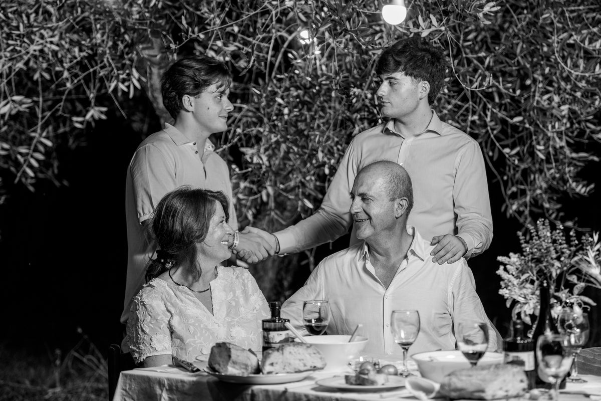 La famiglia Grieci riunita a tavola nell'uliveto