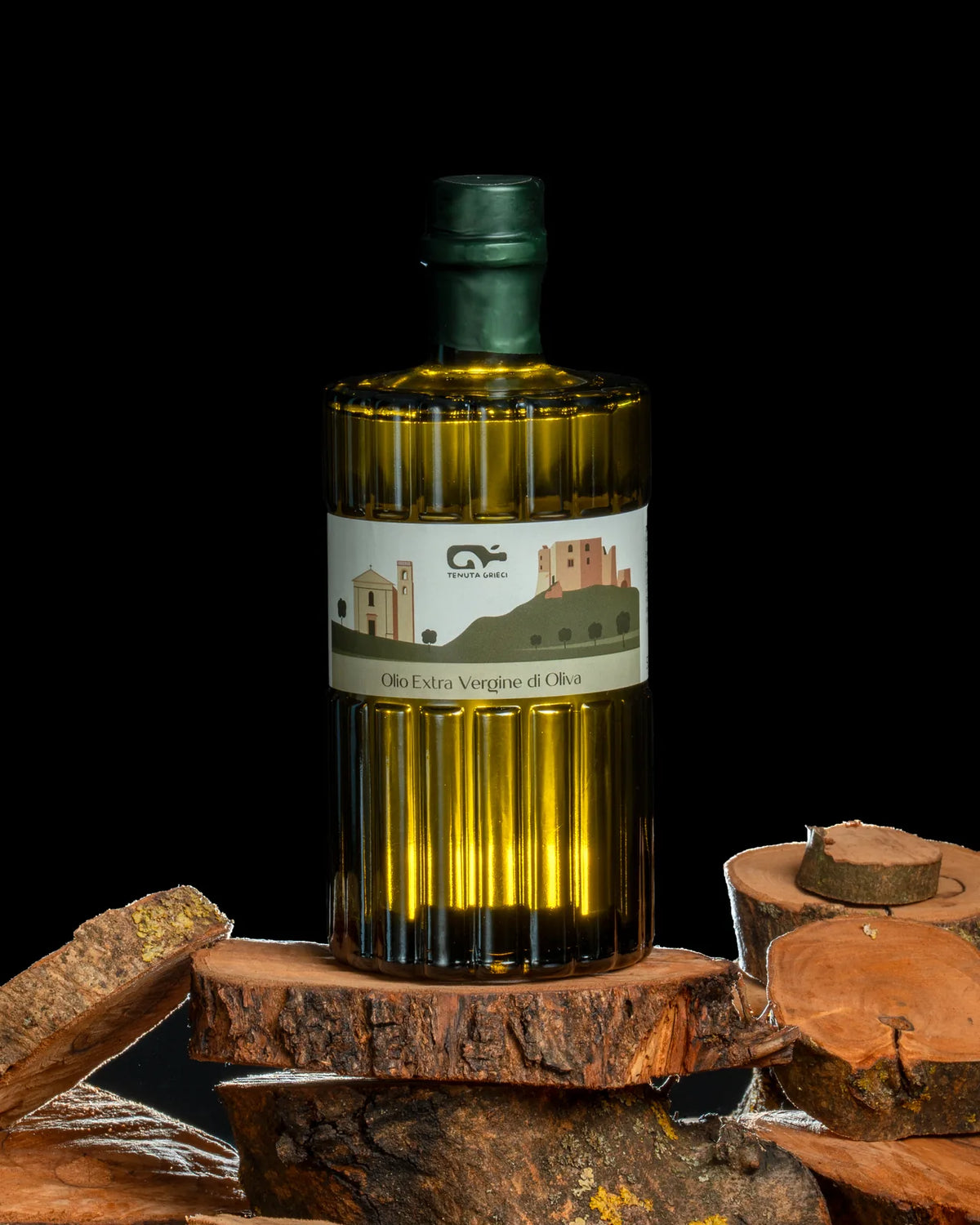 La bottiglia Tenuta Grieci da 500 ml, con capsula verde ed etichetta illustrata, su fette di legno